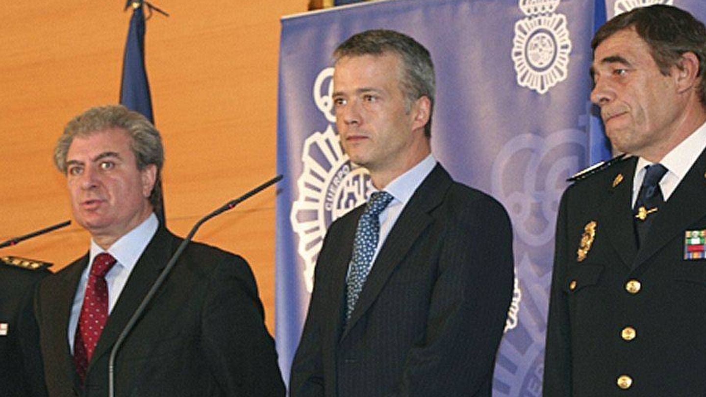 Fernández Chico, a la izquierda, junto a los entonces ministros de Cultura, César Antonio Molina, y de Interior, Antonio Camacho. (EFE)