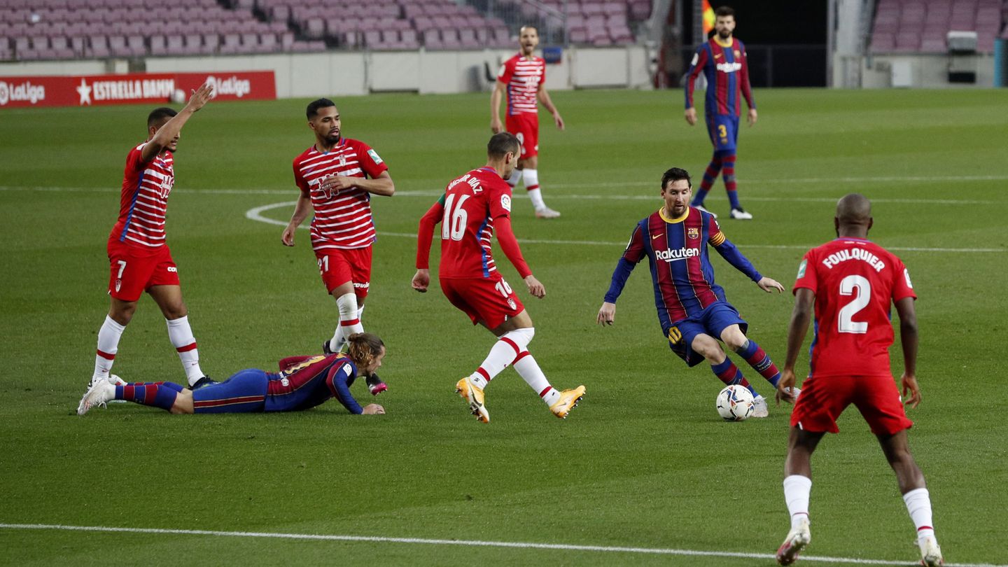 Leo Messi otea el horizonte ante un enjambre de piernas. (EFE)