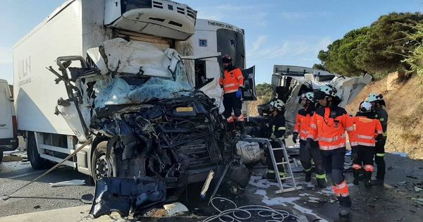 Foto: Los servicios de emergencias trabajan en el lugar del accidente. (Consorcio Provincial de Bomberos de Málaga)