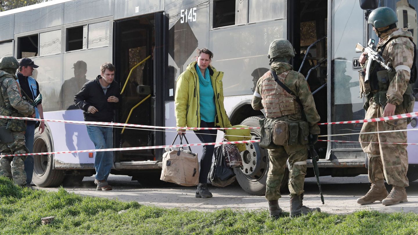 Varios evacuados de la acería de Azovstal. (Reuters)