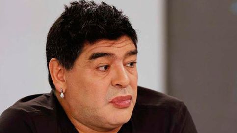 Maradona, diana de chanzas por aparecer con los labios pintados