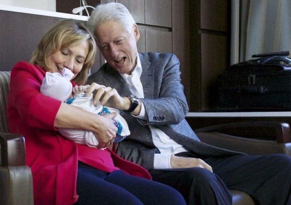 Foto: Foto publicada por Chelsea Clinton de sus padres, Hillary y Bill, junto a su nieta Charlotte (Twitter)