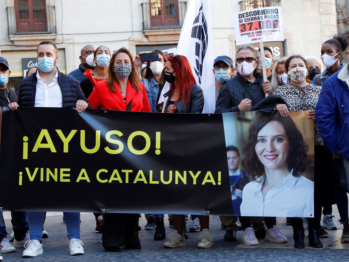 Foto: Manifestantes sostienen una pancarta que reclamaba que Ayuso se vaya a Cataluña. (EFE)