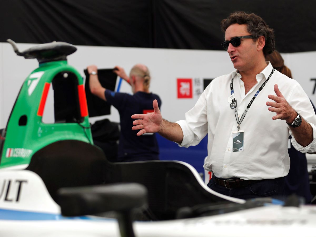 Foto: Alejandro Agag junto a un coche de Fórmula E. (Reuters/Marcos Brindicci)