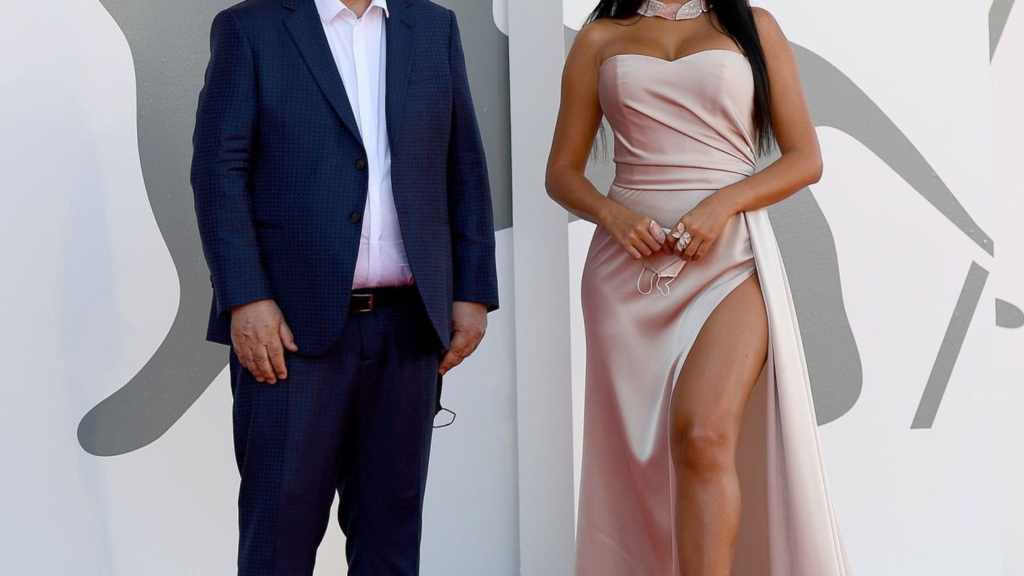 Pedro Almodóvar y Georgina Rodríguez,  con vestido satinado de Pronovias en la presentación de 'The Human Voice'. (EFE)