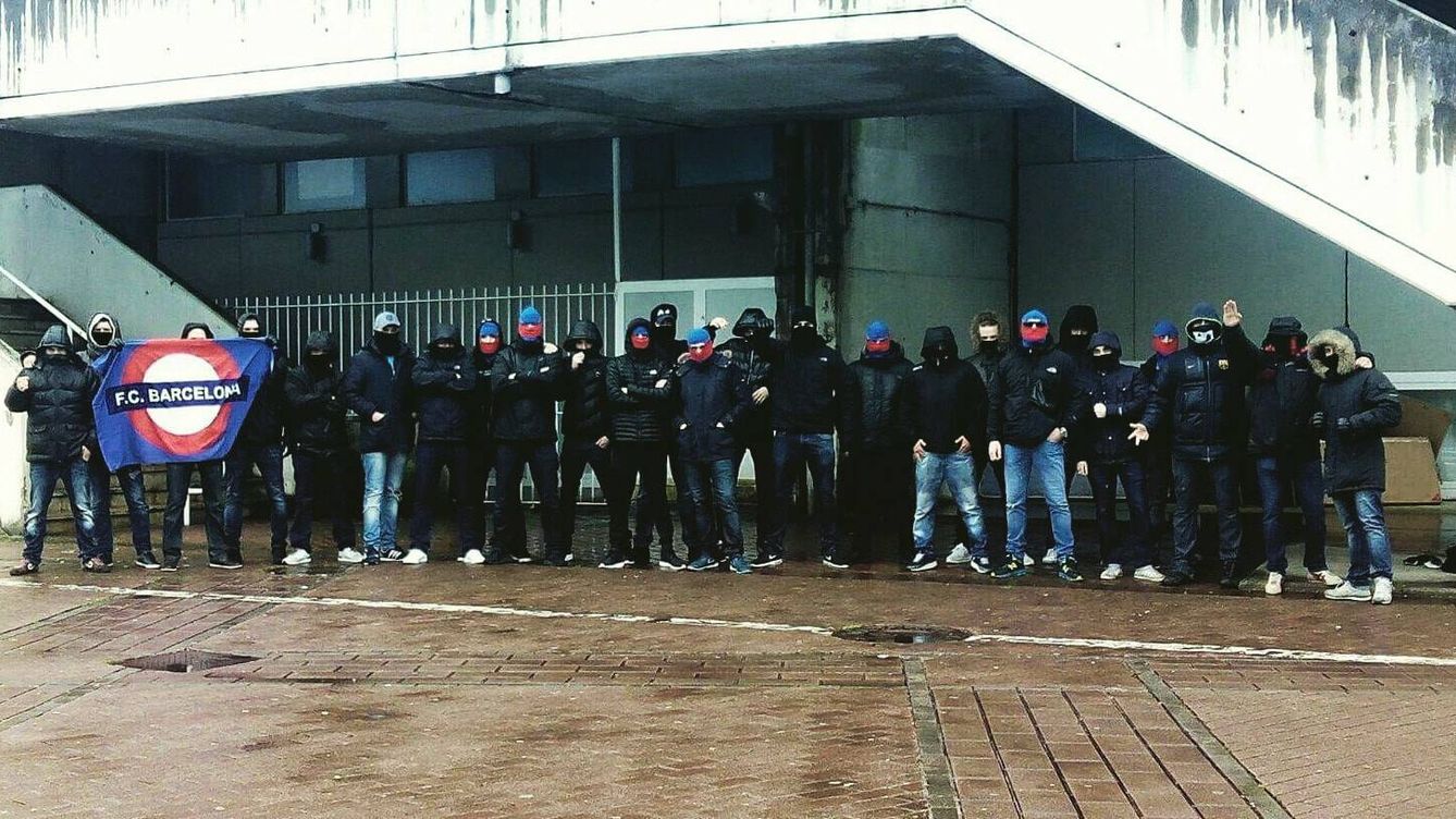Foto: Un grupo de Boixos Nois, seguidores radicales del Barça.