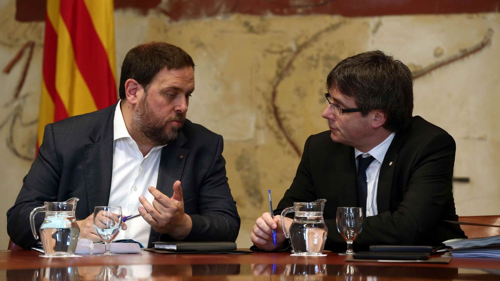 Foto: El presidente de la Generalitat, Carles Puigdemont, junto al vicepresidente y conseller de Economía, Oriol Junqueras (Efe)