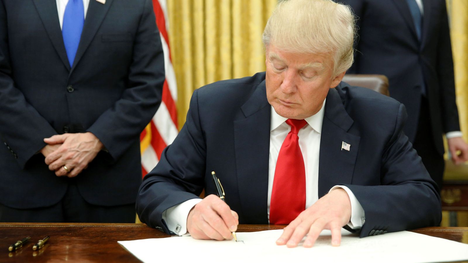 Foto: Donald Trump firma su primera orden ejecutiva en el Despacho Oval, contra el Obamacare, horas después de su investidura (Reuters)