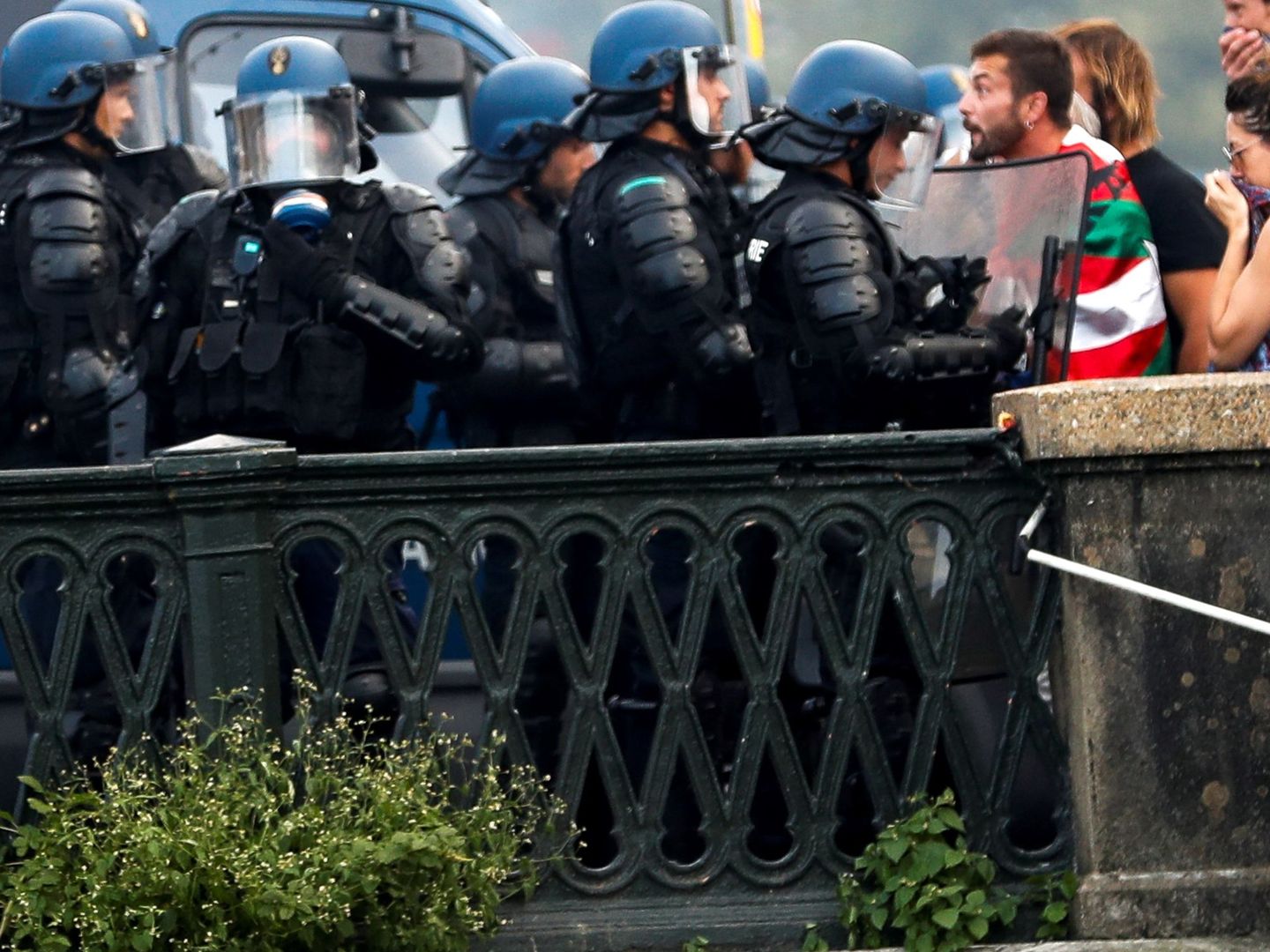 Efectivos policiales bloquean uno de los puentes. (EFE)