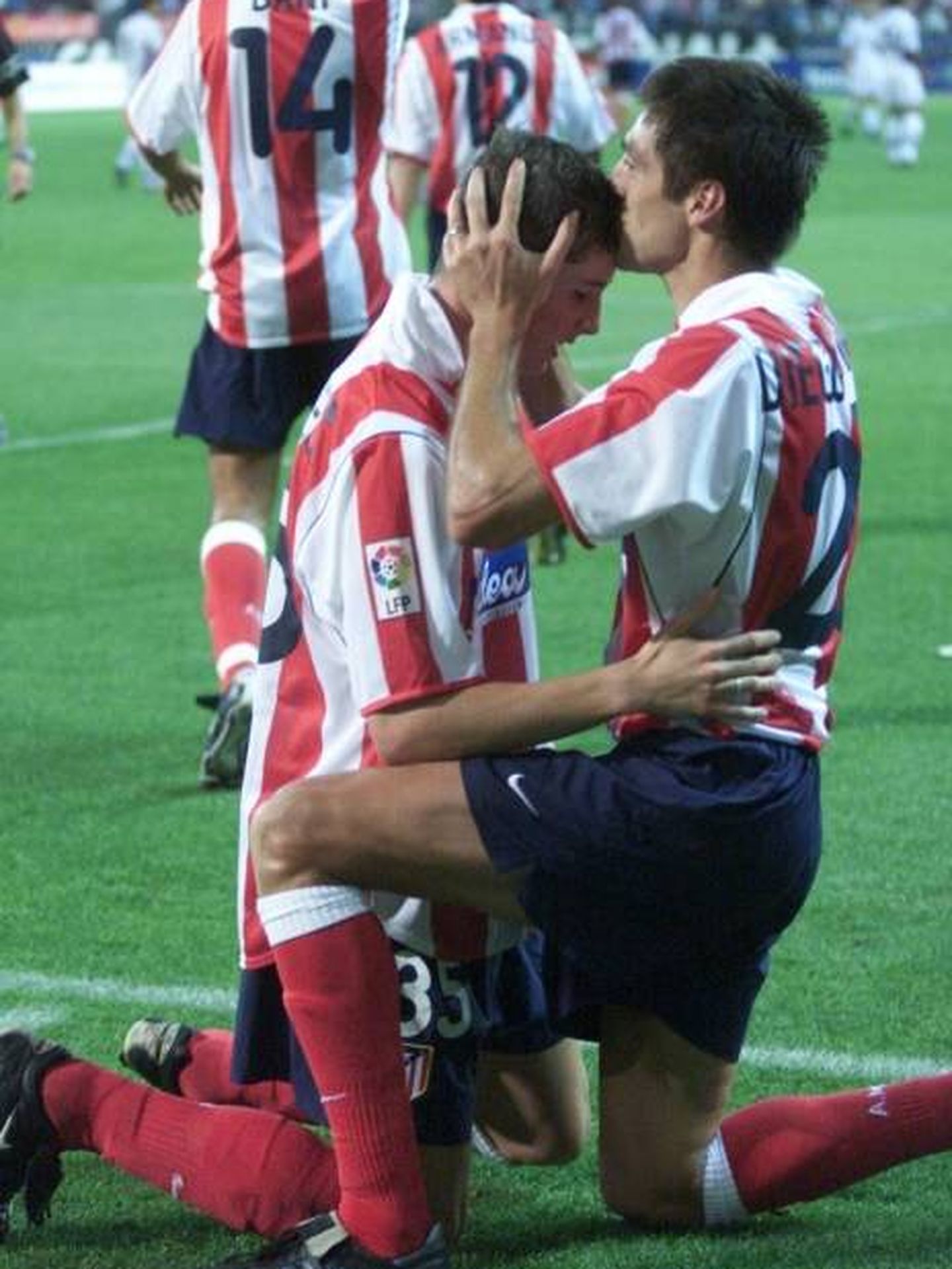 Diego Alonso besa a Fernando Torres tras un gol del Atlético. (AS)