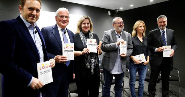 Foto: Presentación del libro 'La cataluña que queremos'. A la izquierda, el periodista Albert Castillón. (EFE)