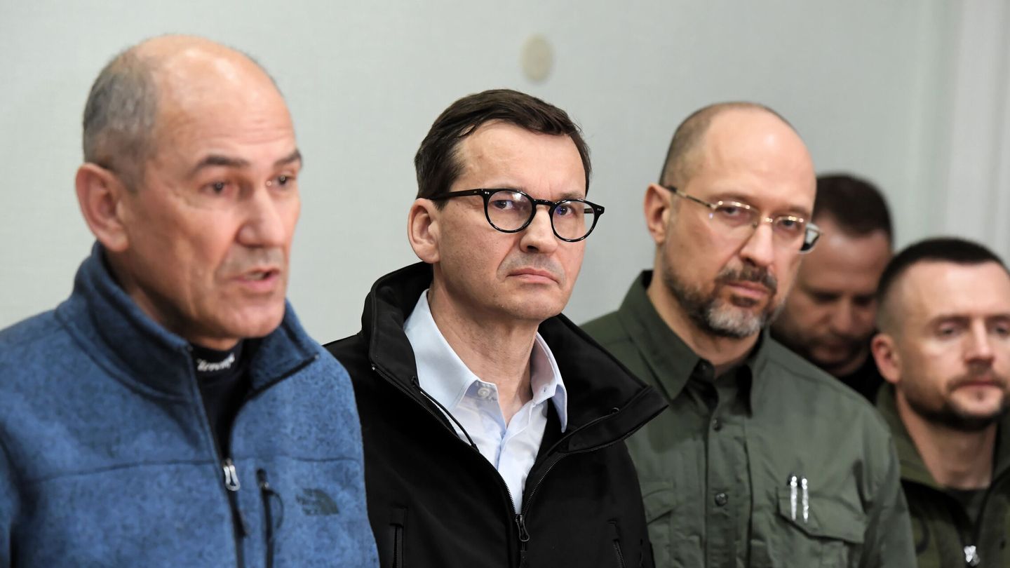 De izquierda a derecha, el primer ministro eslovaco, Janez Jansa, su homólogo polaco, Mateusz Morawiecki, y el primer ministro ucraniano, Denys Shmyhal. (EFE/ANDRZEJ LANGE/POLAND OUT)