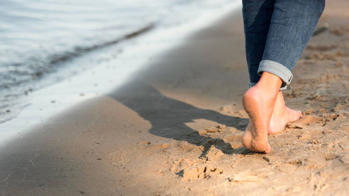 Los beneficios de andar descalzos: por qué se impone el barefoot chic