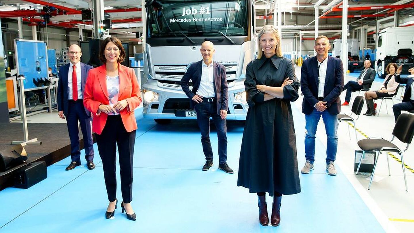 La salida de la cadena de montaje del primer eActros contó con la presencia de Daniela Schmitt, ministra de Economía del estado de Rhineland-Palatinate, y Karin Radström, del consejo de administración de Daimler Trucks AG.