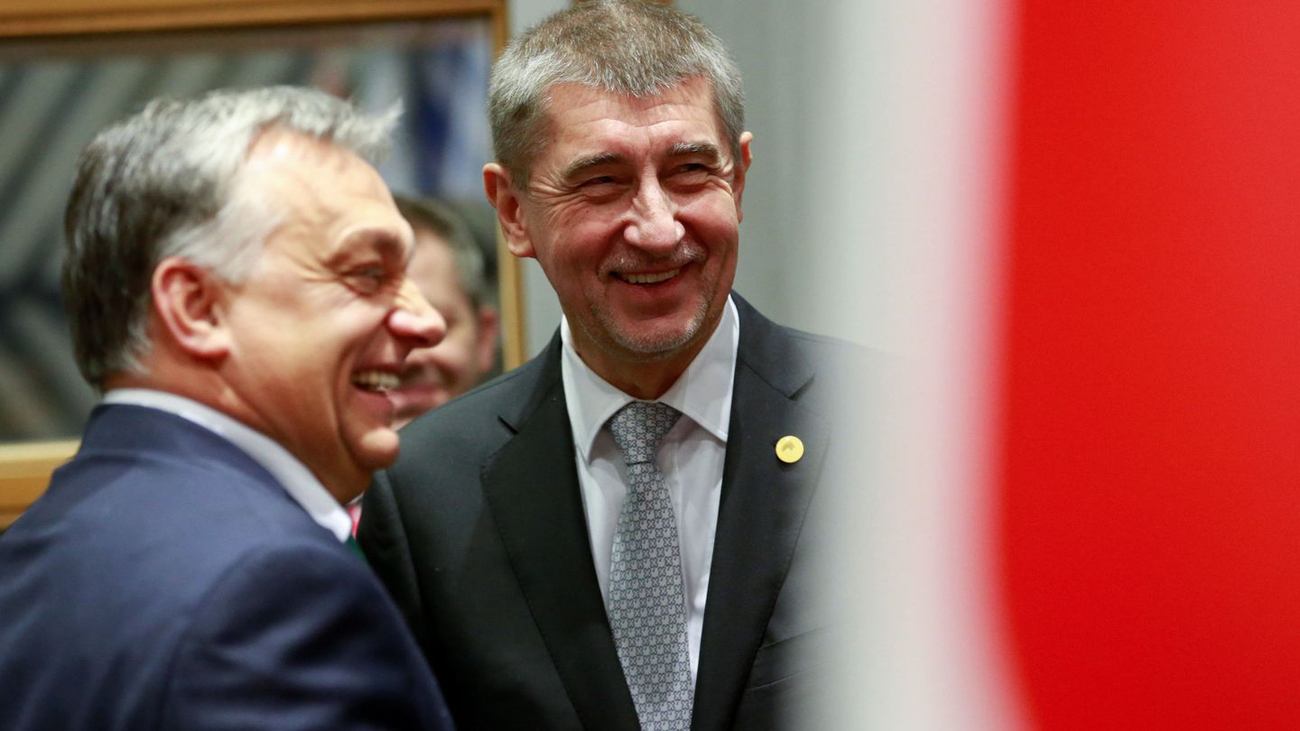 El primer ministro húngaro y el checo durante una reunión del Consejo Europeo (REUTERS)