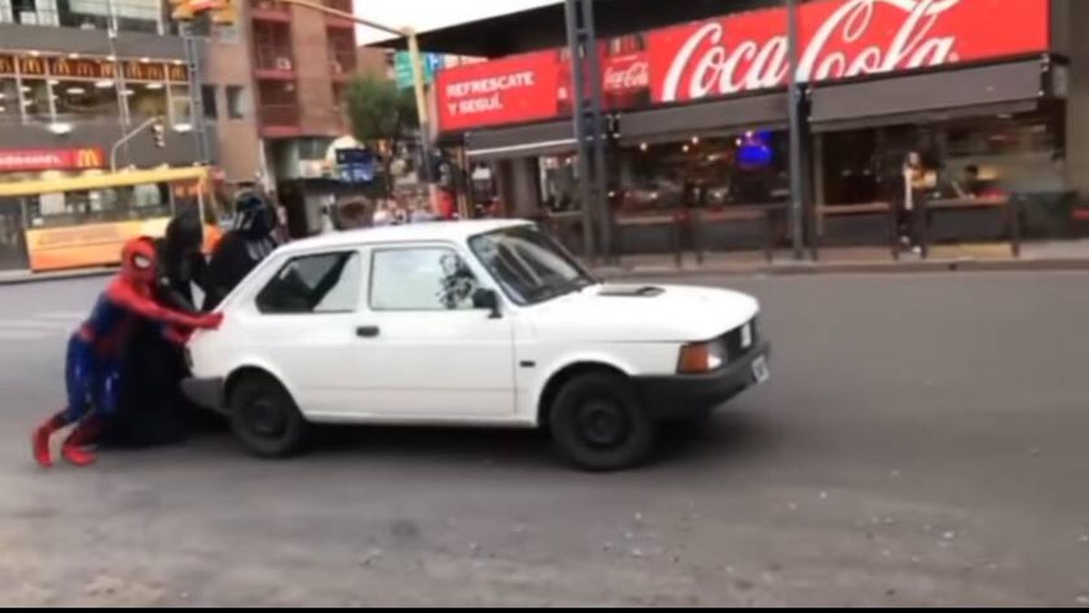 Spider-Man, Batman y Darth Vader ayudan a un ciudadano empujando su coche