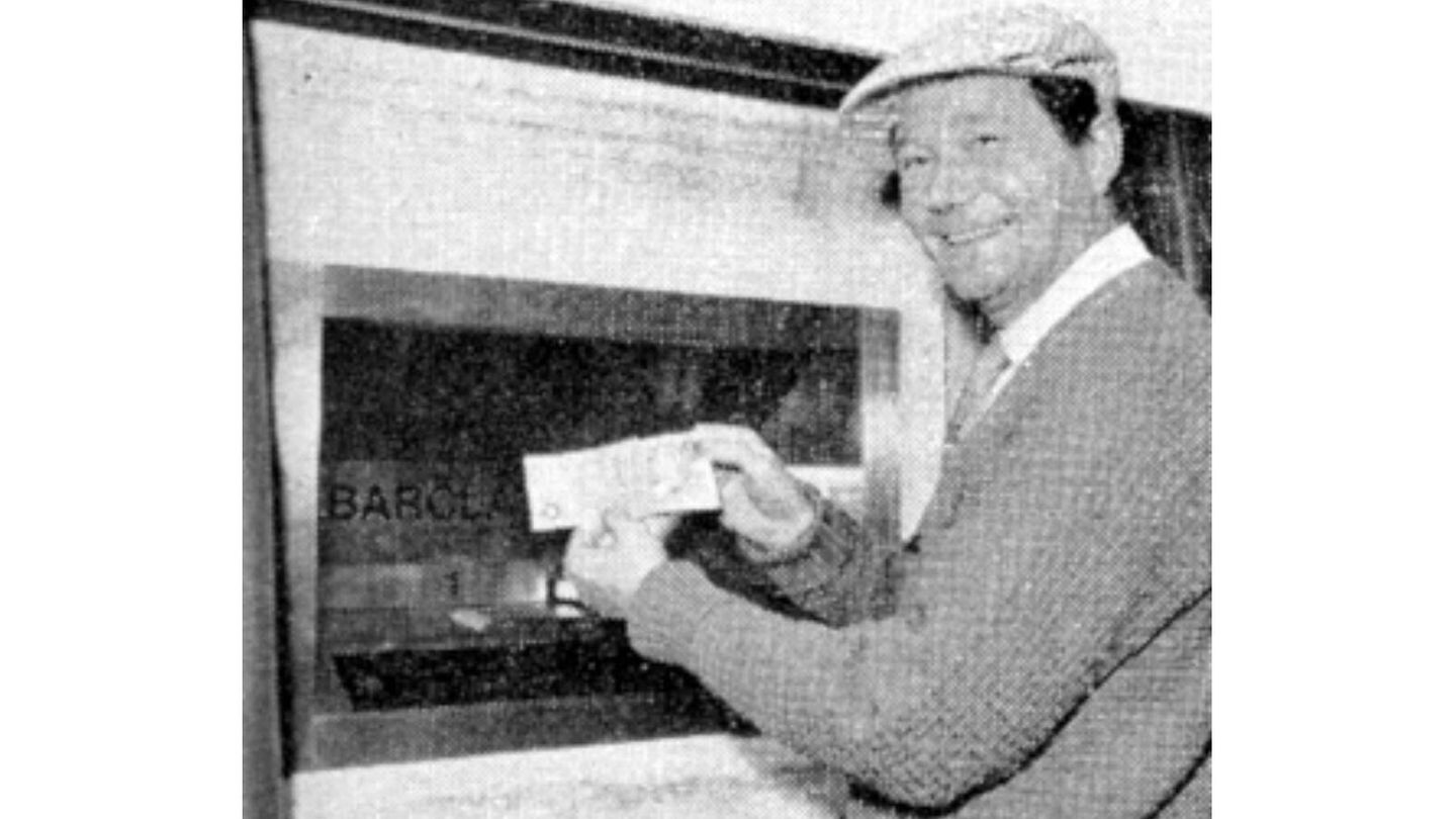 El cómico Reg Varney durante la prueba del primer cajero automático en Londres. (Wikimedia)