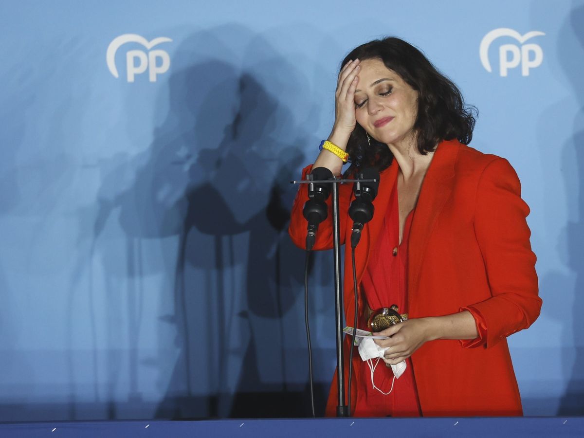 Foto: La presidenta de la Comunidad de Madrid, Isabel Díaz Ayuso, durante la celebración electoral del 4-M en el balcón de Génova. (EFE/Mariscal)