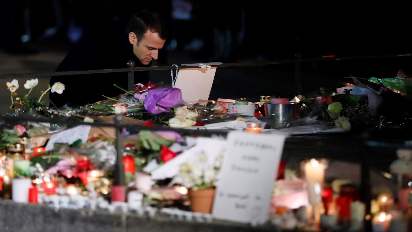 Emmanuel Macron deposita en diciembre de 2018 una flor en el monumento improvisado en conmemoración a las víctimas del ataque terrorista en el mercado navideño de Estrasburgo. EFE Ronald Wittek