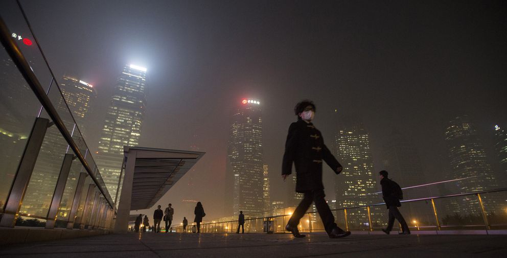 Un hombre camina con una mascarilla por el distrito financiero de Shangái (Reuters).
