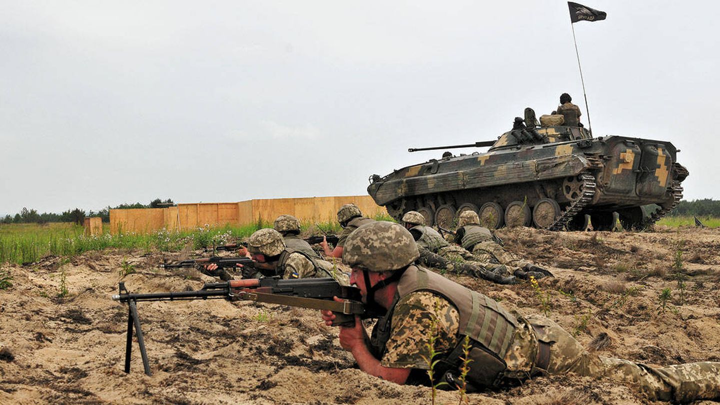 Fusileros ucranianos combatiendo a pie bajo la protección de su BMP-2. (US Army)