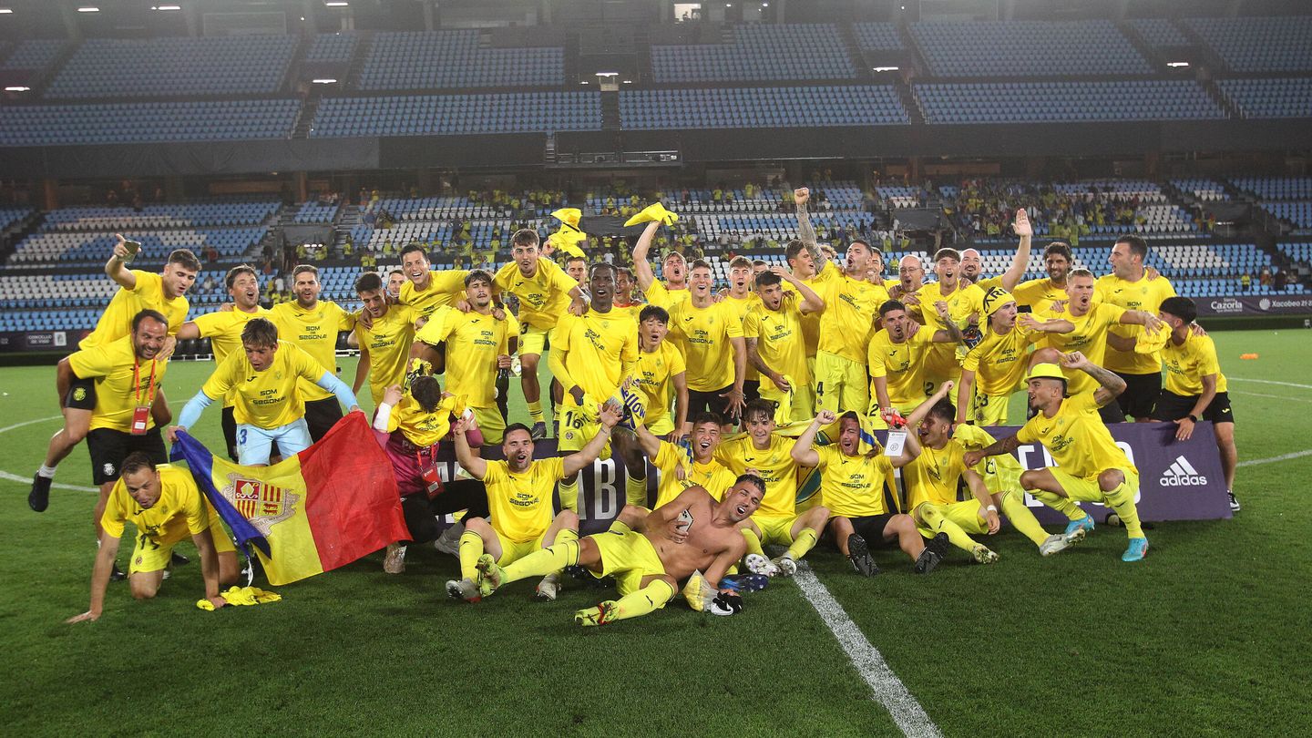 El Villarreal B celebra el ascenso a Segunda en un Balaídos semi-vacío. (EFE/Salvador Sas)