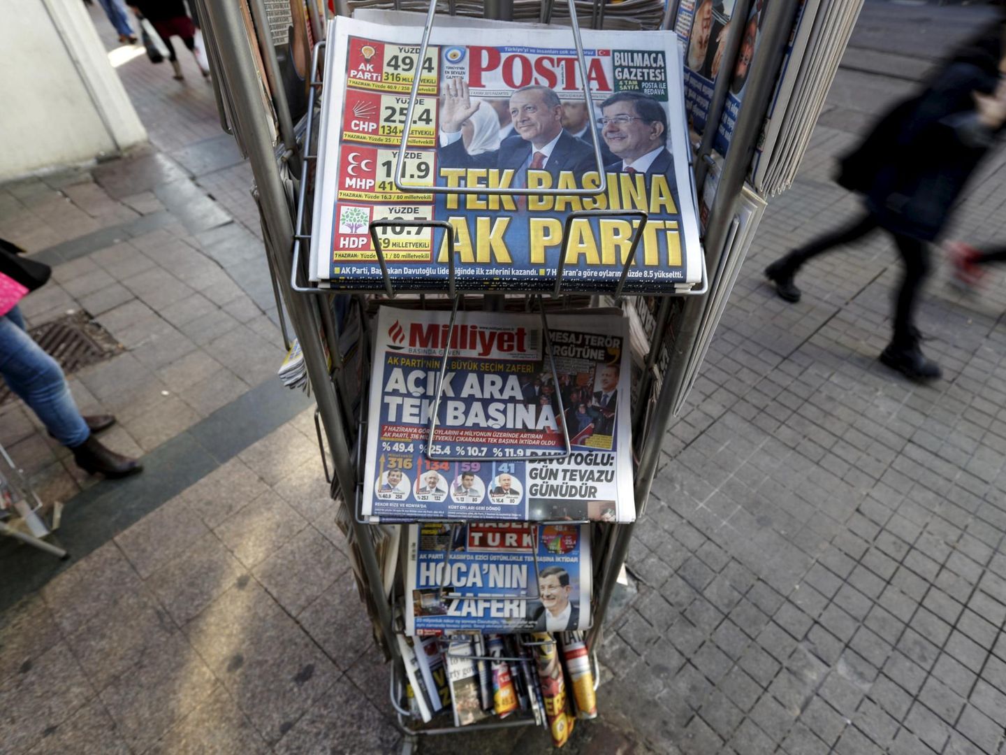 Un kiosco de Estambul exhibe ejemplares de varios periódicos turcos (Reuters)