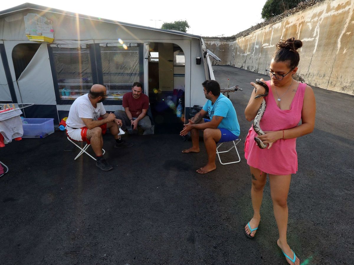 Foto: Dácil vive en una caravana con otros cinco miembros de su familia desde que el 19 de septiembre comenzó la erupción volcánica en La Palma. (EFE/Elvira Urquijo A.)