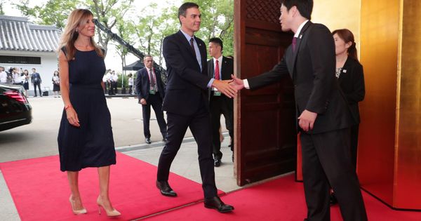 Foto: Pedro Sánchez y su mujer, Begoña Gómez, a su llegada a la cena de bienvenida con motivo de la cumbre del G-20, en Osaka, Japón, este 28 de junio. (EFE)