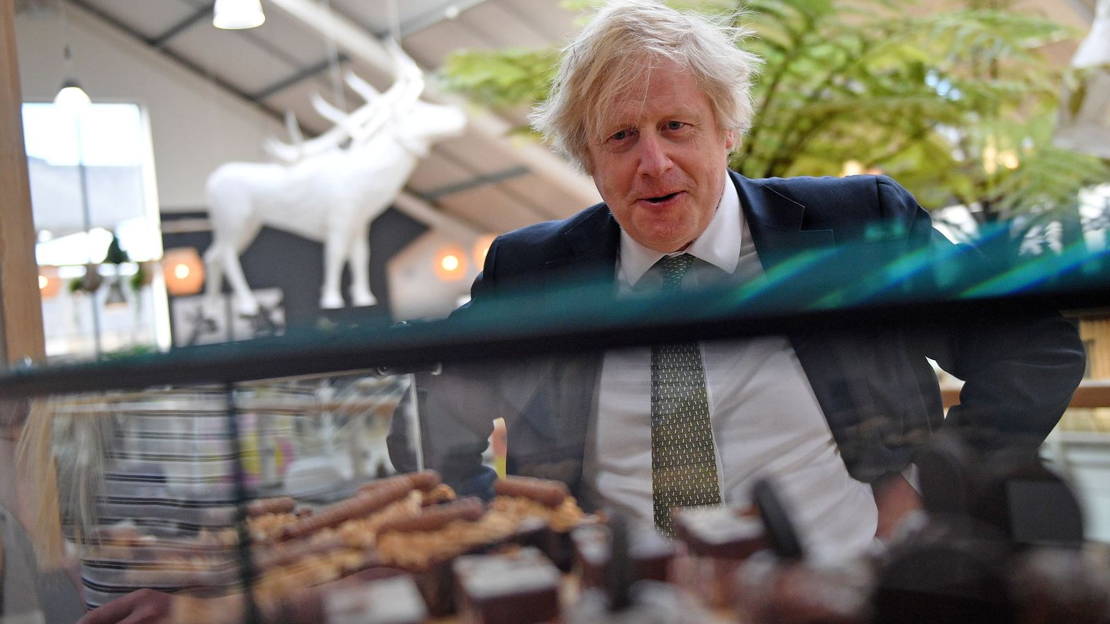 El primer ministro británico, Boris Johnson, durante una visita a un mercado. (Reuters)