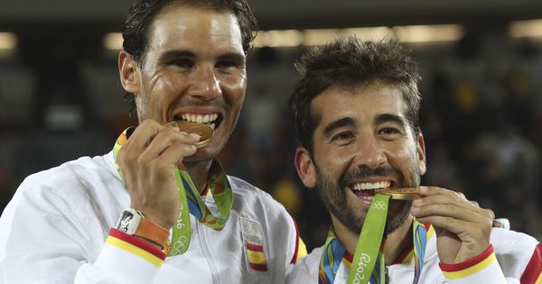 Foto: Marc López, junto a Rafa Nadal, tras ganar el oro en dobles en los Juegos de Río. (EFE)