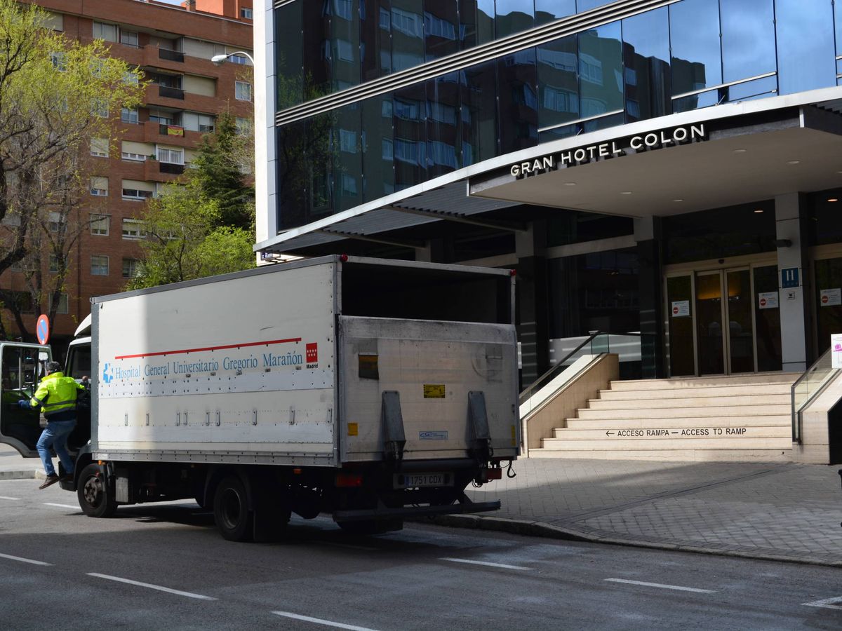 Foto: Un camión del Hospital Gregorio Marañón se dispone a descargar material sanitario en el hotel medicalizado. (M.García)