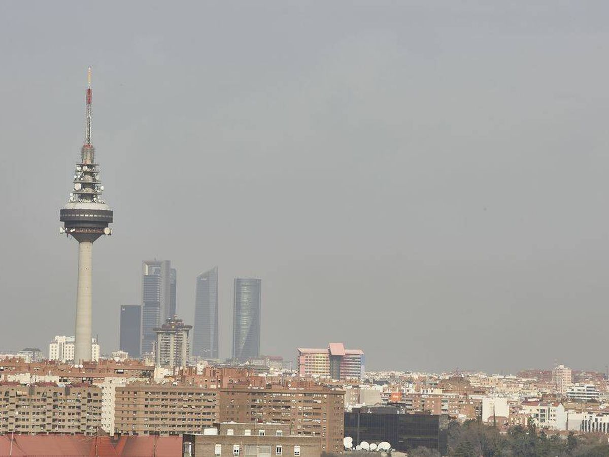 Foto: Edificio de Torrespaña, y las cuatro Torres con la boina de contaminación en Madrid, el 10 de febrero de 2022, en Madrid - Europa Press