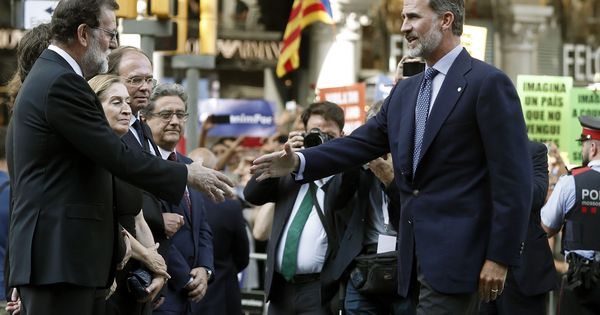 Foto:  El rey Felipe VI (d) saluda al presidente del Gobierno Mariano Rajoy (i) durante la manifestación contra los atentados yihadistas en Cataluña. (EFE)