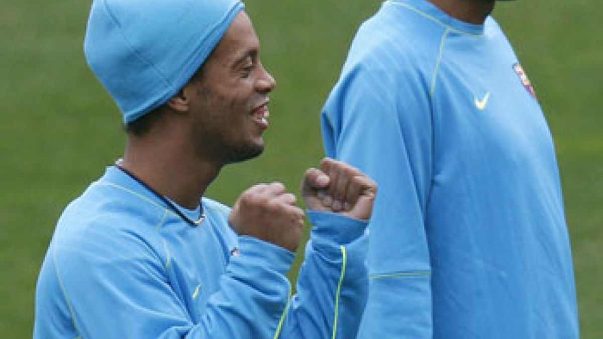 Rijkaard alineó a Ronaldinho ante el Madrid a pesar de que llegó 'indispuesto' al entrenamiento del viernes