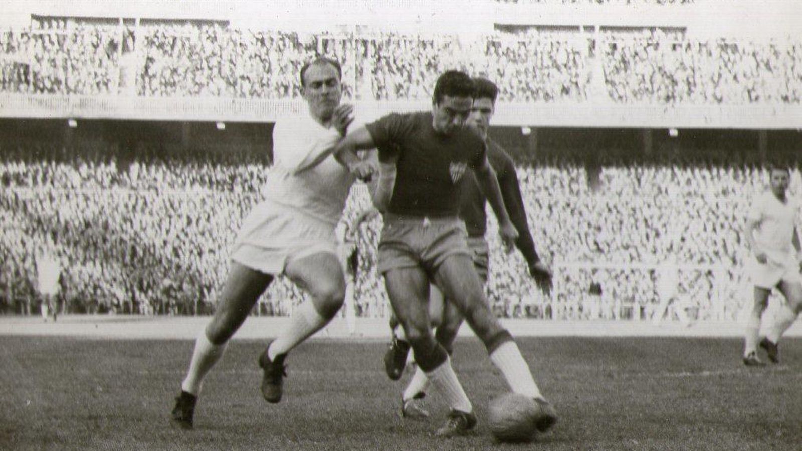 Foto: Di Stéfano pugna con Campanal en un partido de la Copa de Europa (Archivo fotográfico: L.M.G.)