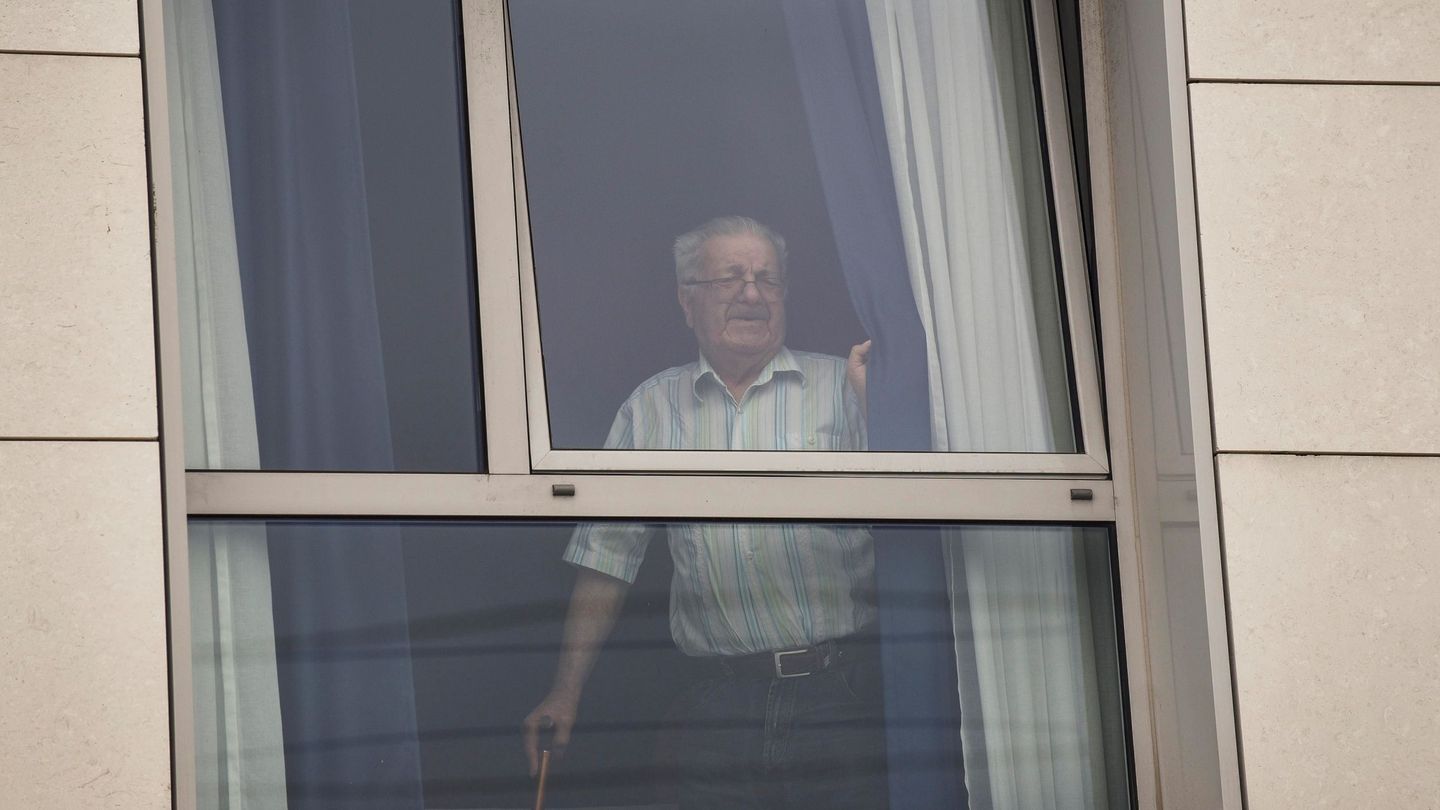 Un usuario se asoma a la ventana en la residencia de mayores de Zorrozgoiti en Bilbao (Bizkaia). (EFE)