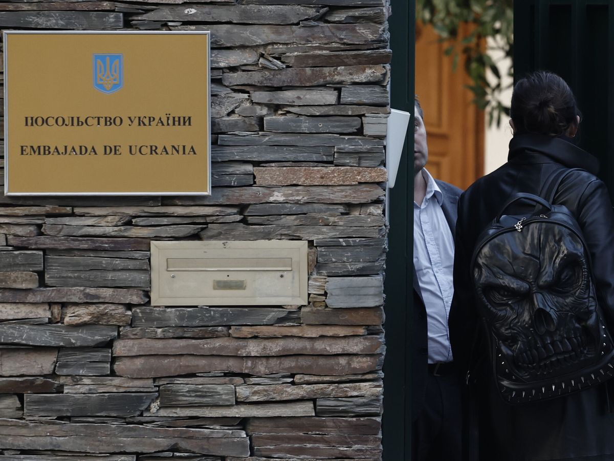 Foto: Exterior de la embajada de Ucrania. (EFE/Sergio Perez)