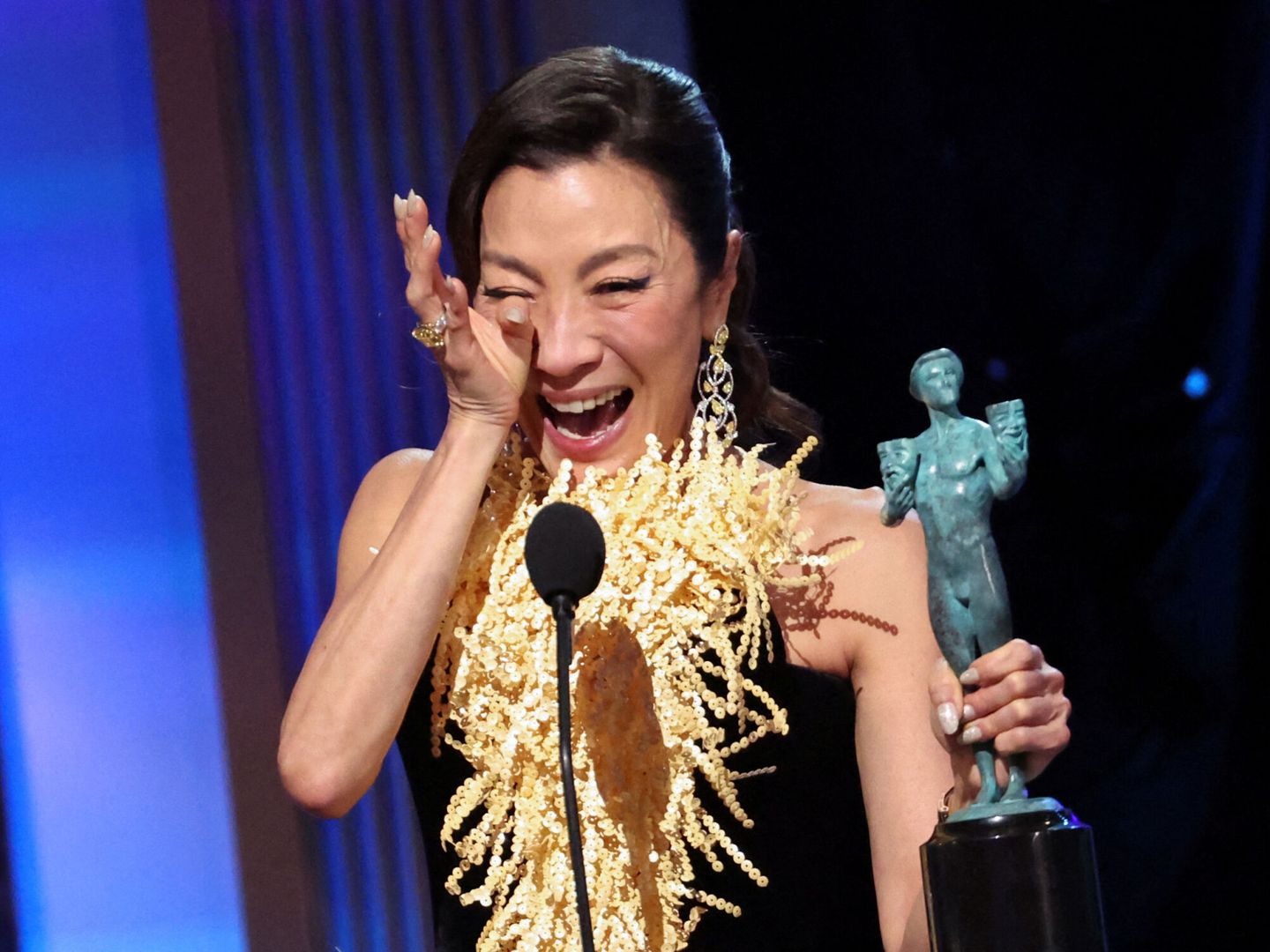 Michelle Yeoh recibe entre lágrimas el galardón (Reuters/Mario Anzuoni)