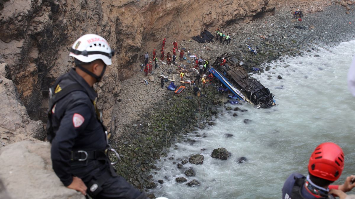Al menos 48 muertos tras caer un autobús por un acantilado de 80 metros en Perú