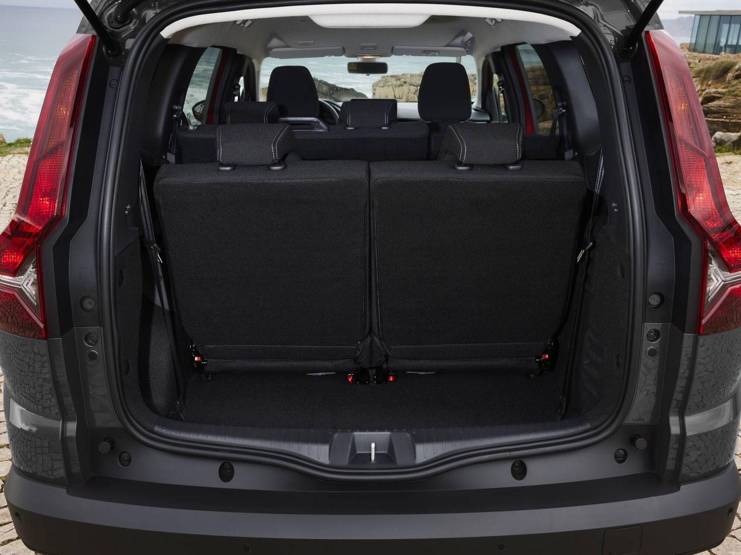Si usamos las siete plazas del Dacia Jogger, su maletero queda reducido a 160 litros.