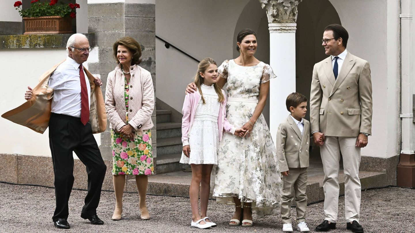 La familia real sueca, en el posado por el 45 cumpleaños de Victoria de Suecia. (Cordon Press)