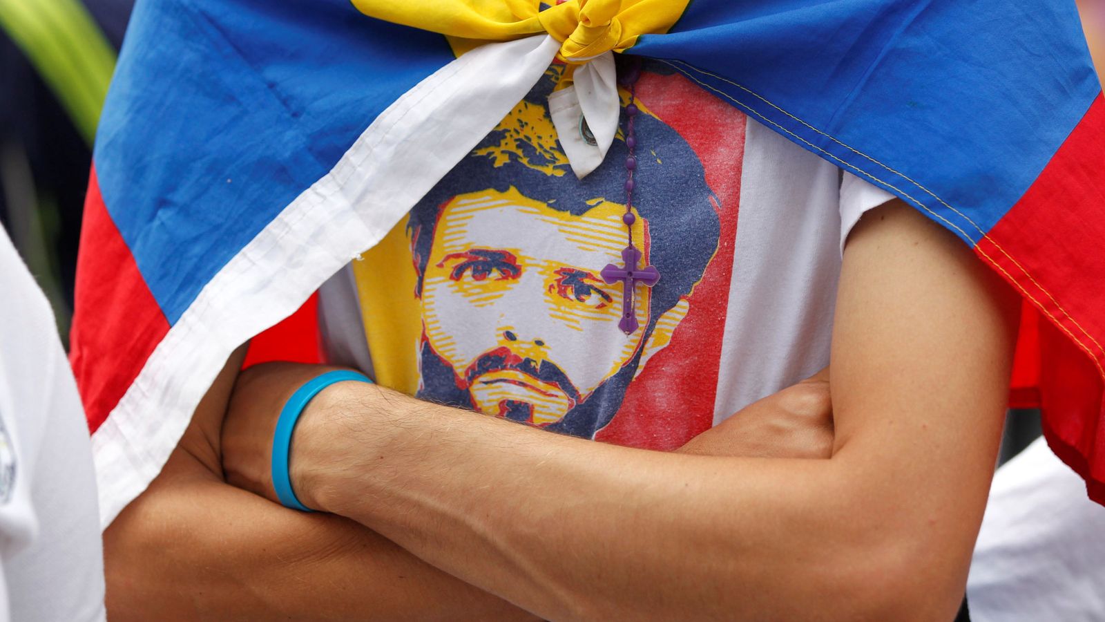 Foto: Un opositor venezolano protesta con una camiseta en la que se ve a Leopoldo López. (Reuters)