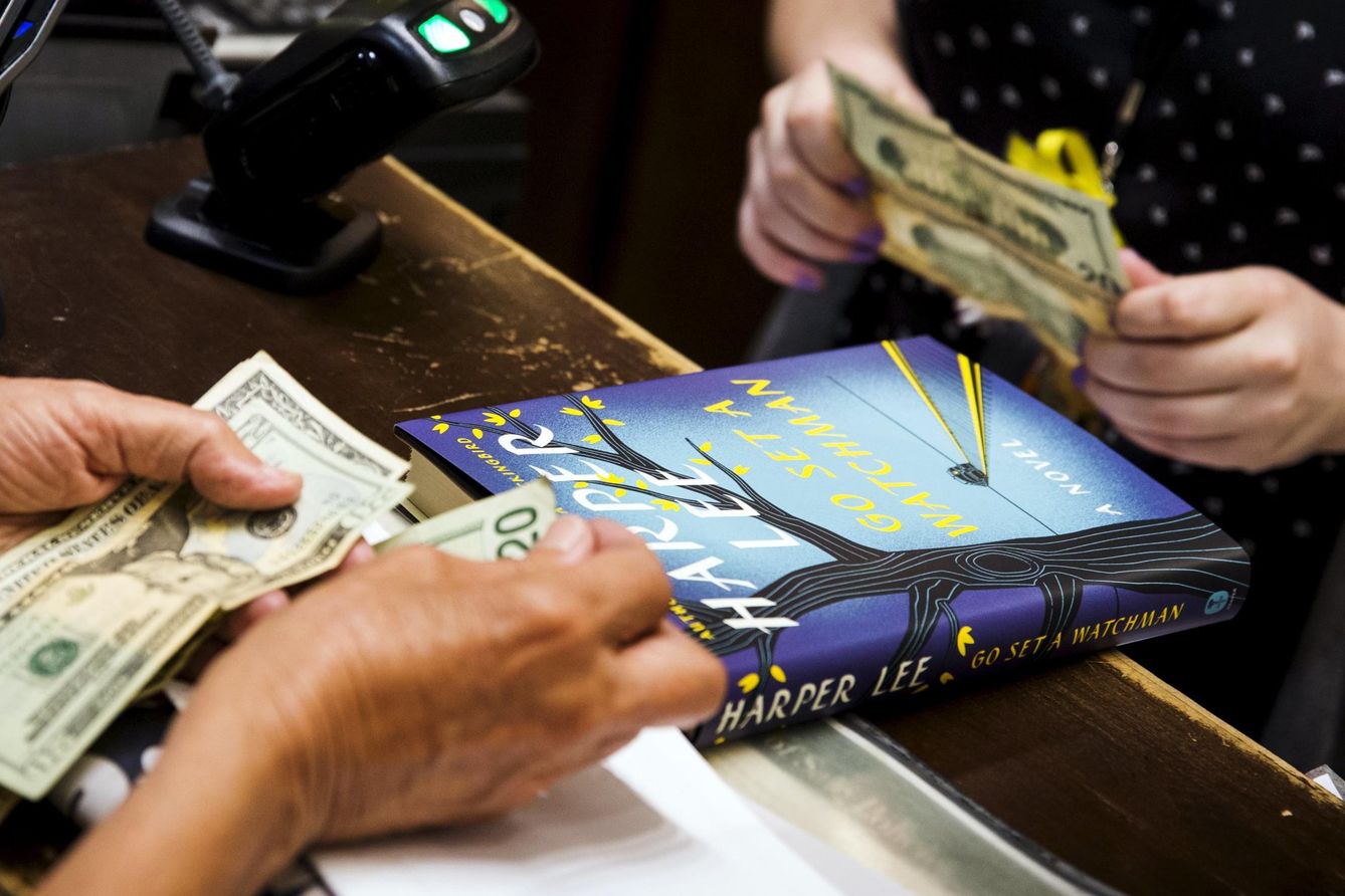 'Ve y pon un centinela', en las librerías de EEUU en julio de 2015. (EFE)
