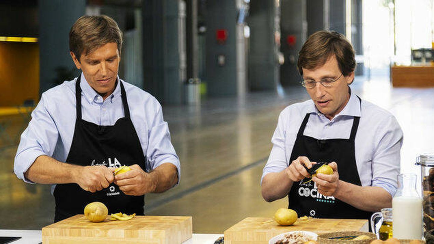 Manuel Díaz y José Luís Martínez Almeida, en la cocina. (Telemadrid)