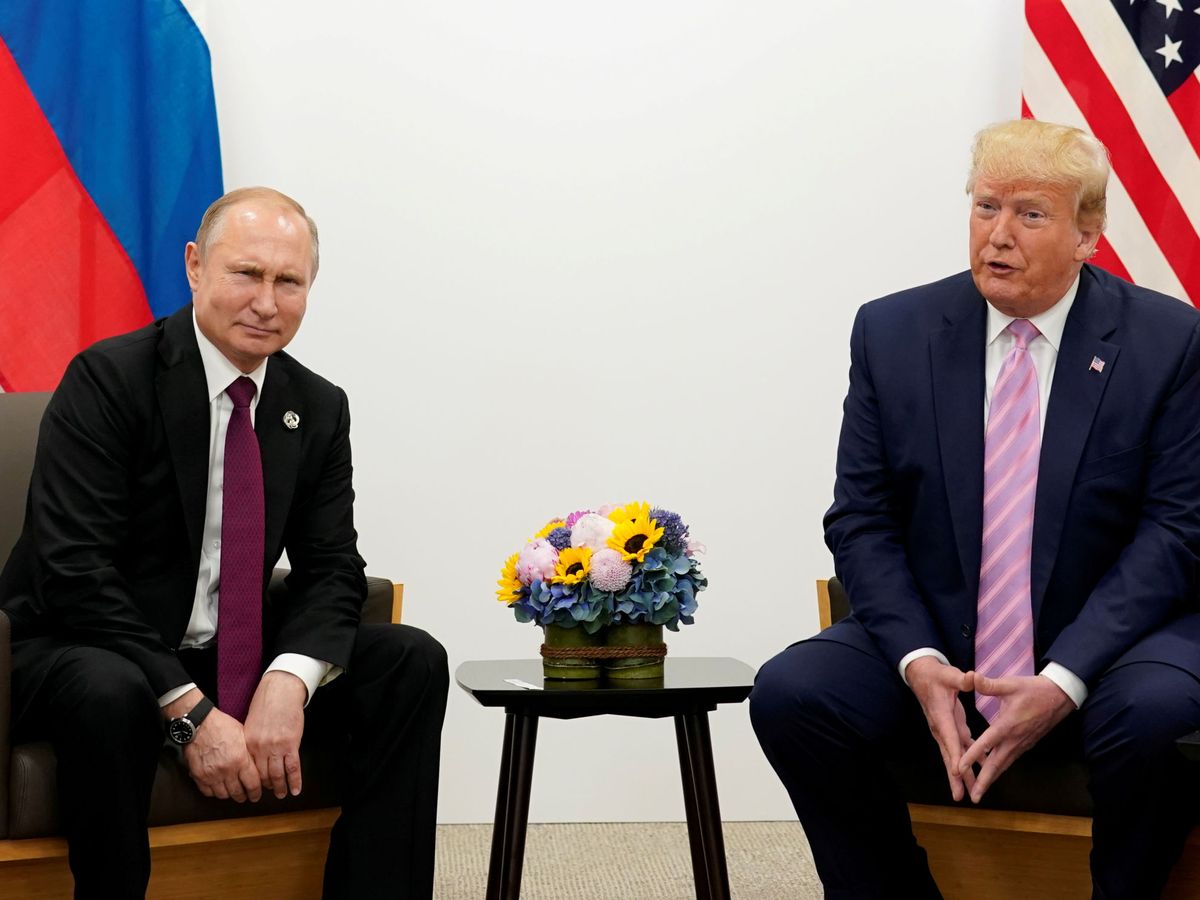 Foto: El presidente Donald Trump junto a su homólogo ruso, Vladímir Putin, en un encuentro del G20 en 2019. (Reuters)