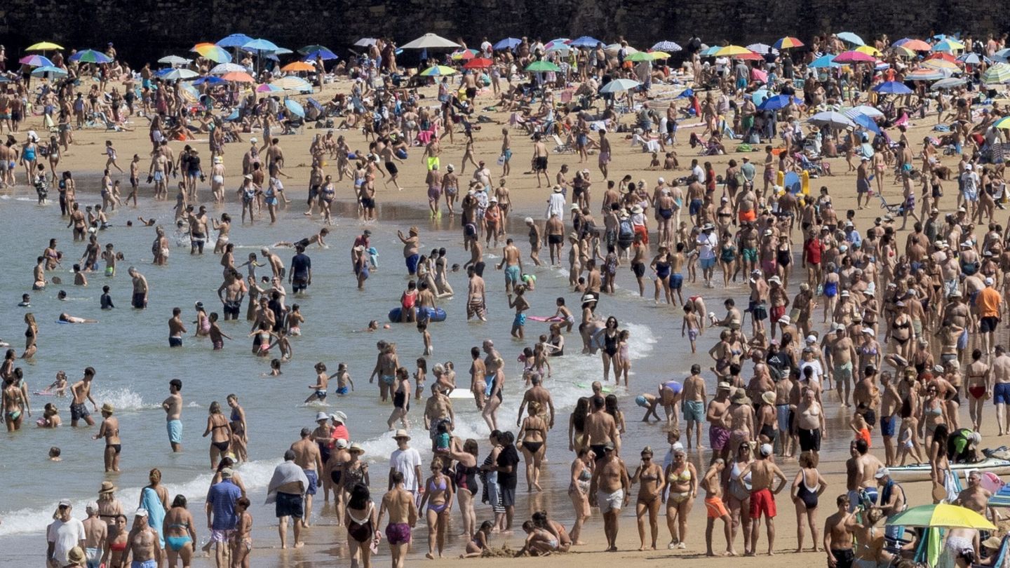 La playa de la Concha de San Sebastián abarrotada de bañistas. (EFE / Javi Colmenero)