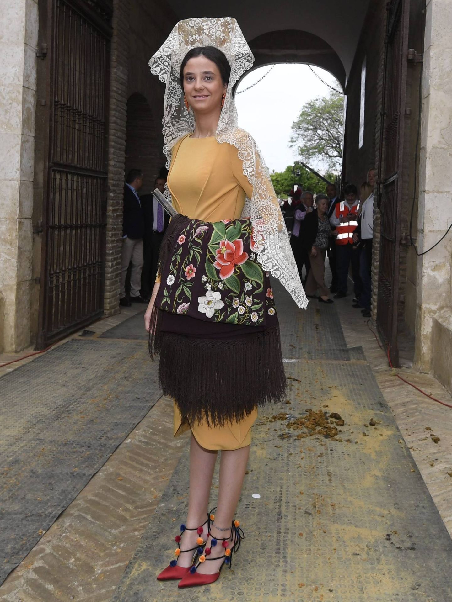 Victoria Federica posa a la puerta de la Maestranza de Sevilla. (Cordon Press)