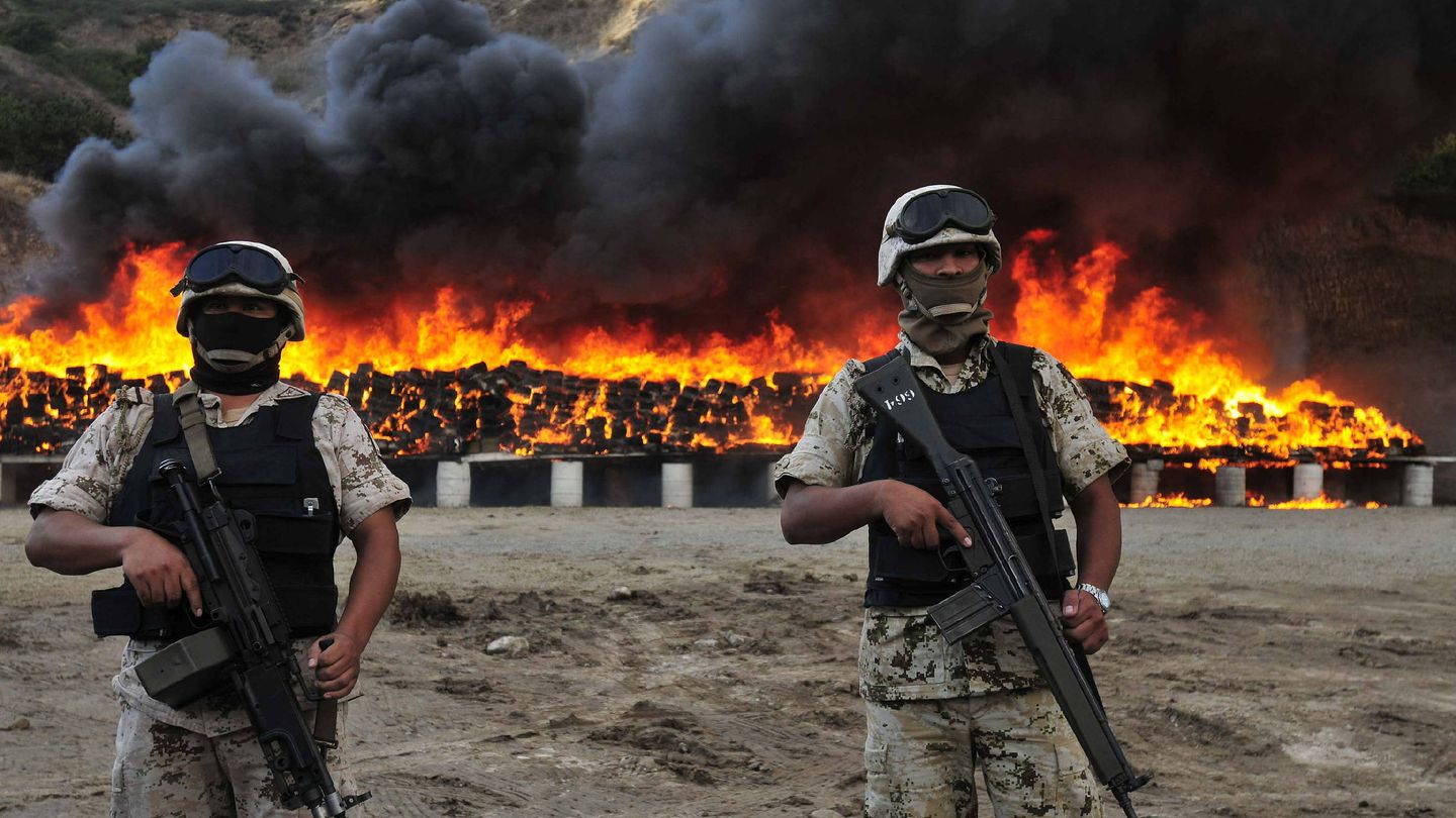 Soldados del Ejército mexicano resguardan la zona donde se incineran más de 134 toneladas de marihuana. (EFE)