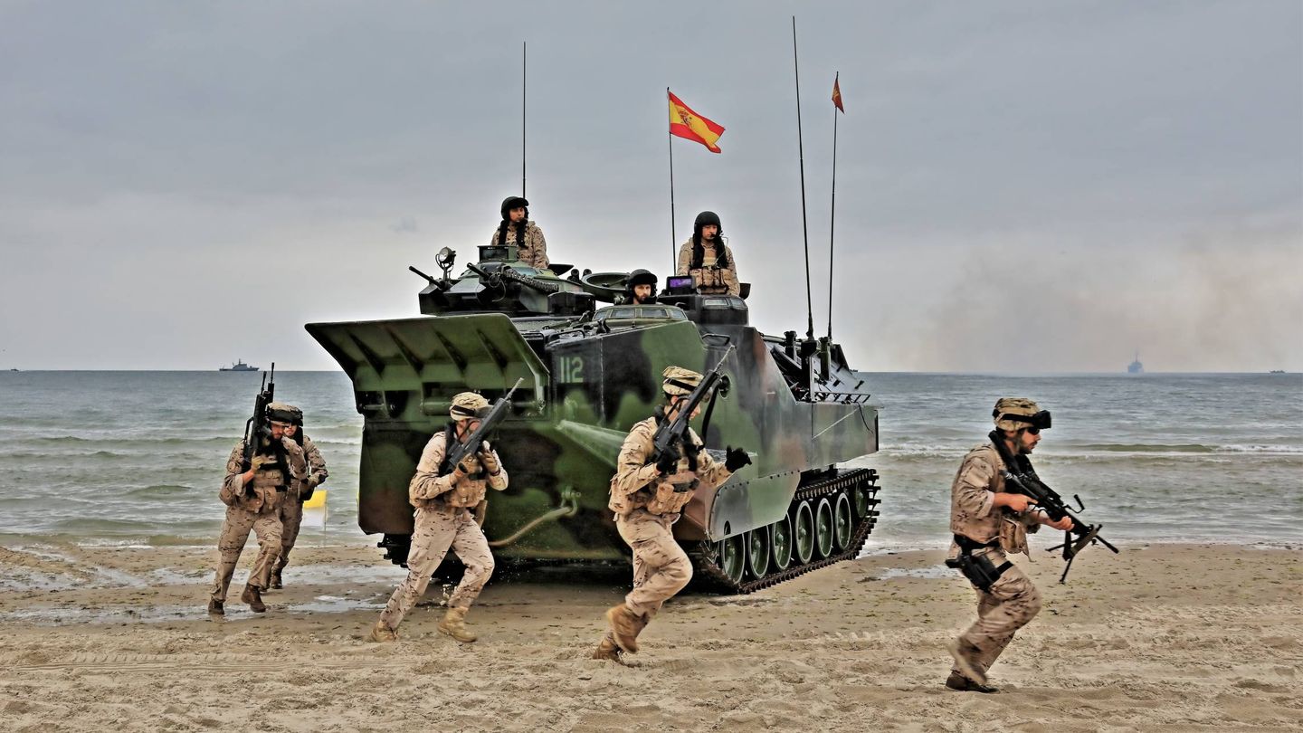 Blindados AV e Infantes de Marina durante un desembarco anfibio. (Juanjo Fernández)